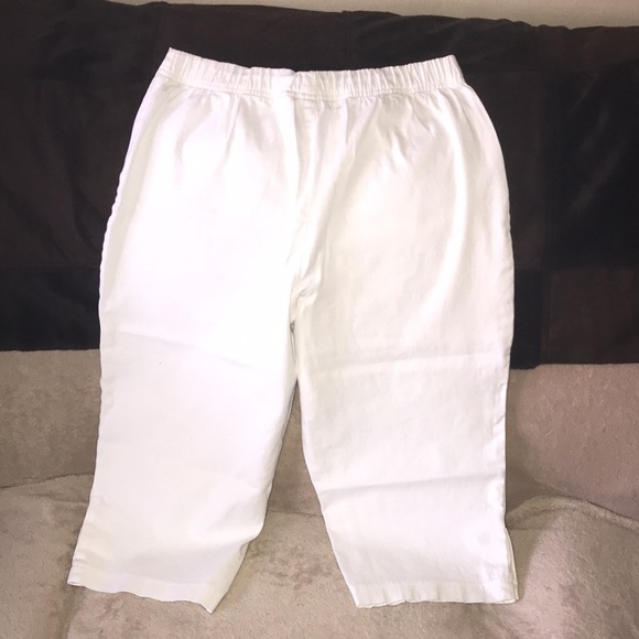 Croft & Barrow 12P stretch white capris - Picture 2 of 3